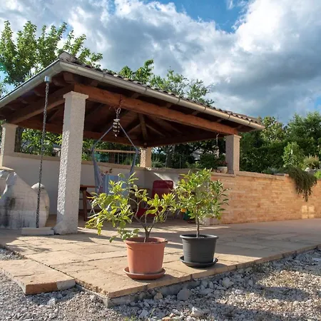Brneti & Medicinal Botanical Garden Apartment Pazin